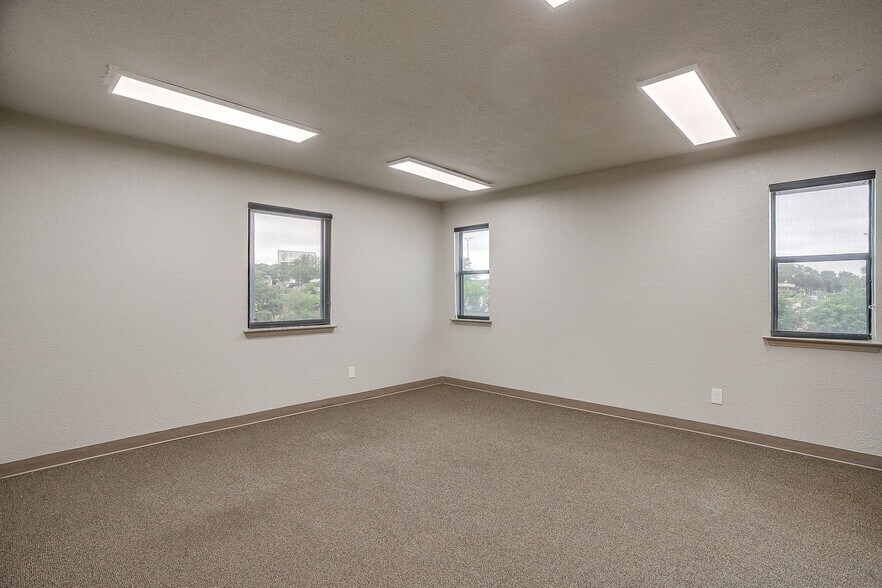 More Photos Of 2030 S Las Vegas Trl, White Settlement Office For Sale