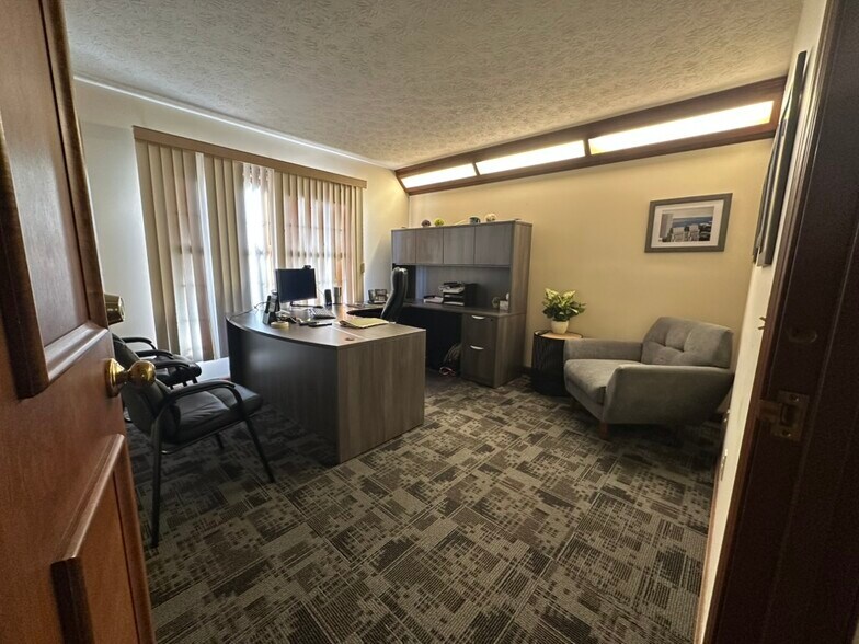 More Photos Of 800 E Franklin St, Dayton Office For Sale