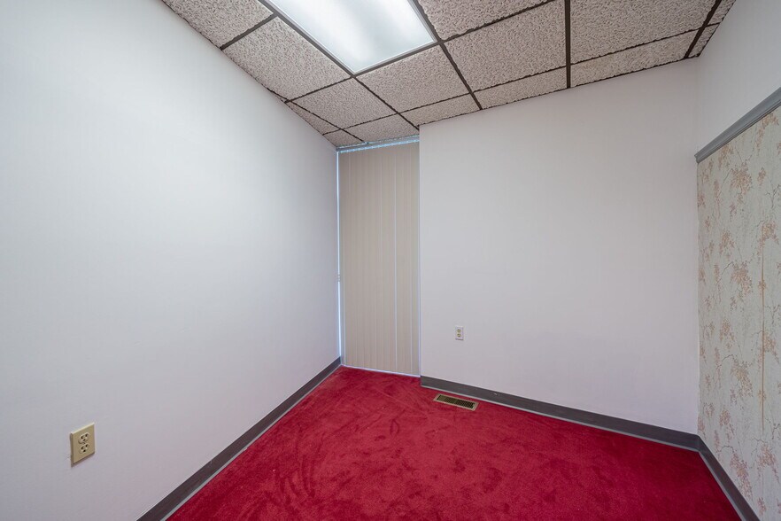 More Photos Of 1080 Caroline Dr, Washington Office For Sale