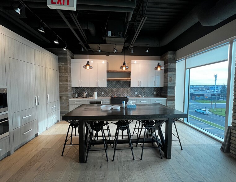 More Photos Of 3105-3223 5 Ave NE, Calgary Office For Sale