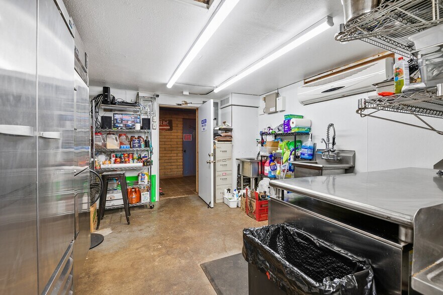 More Photos Of 1200 N Jefferson Dr, Oracle Bar For Sale