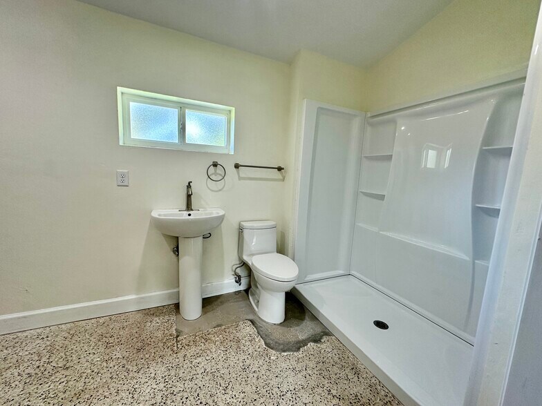 More Photos Of 7316 NE Waldo Rd, Gainesville Office For Lease