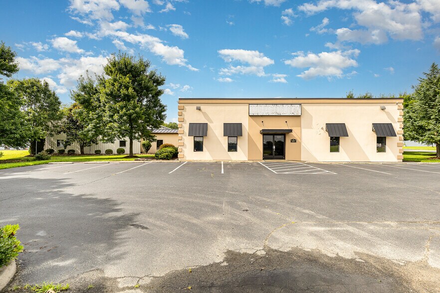 More Photos Of 100 Industrial Dr, Fredericksburg Showroom For Sale