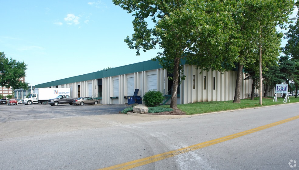 More Photos Of 1952-1986 Linn St, North Kansas City Warehouse For Lease