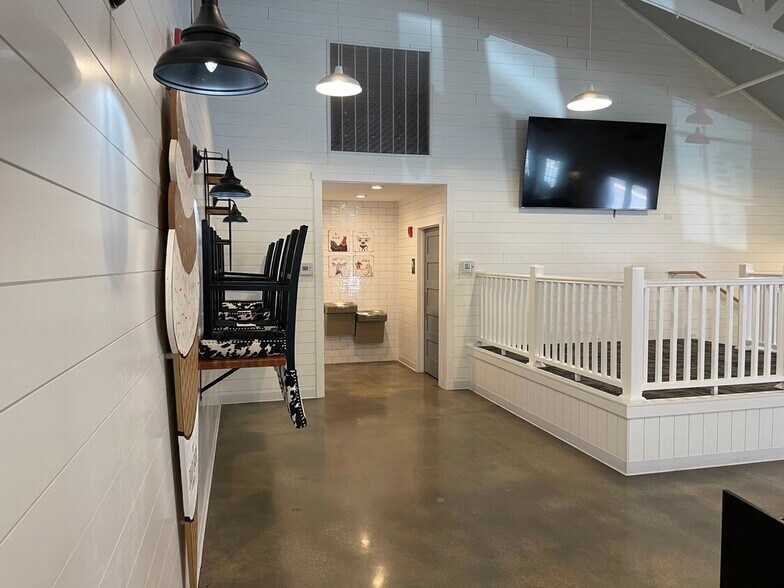 More Photos Of 121 Main St, Oswego Restaurant For Lease