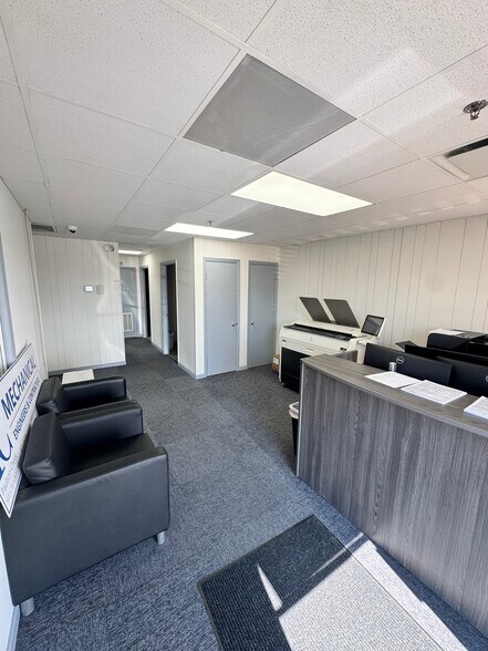 More Photos Of 5572 Export Blvd, Garden City Warehouse For Lease