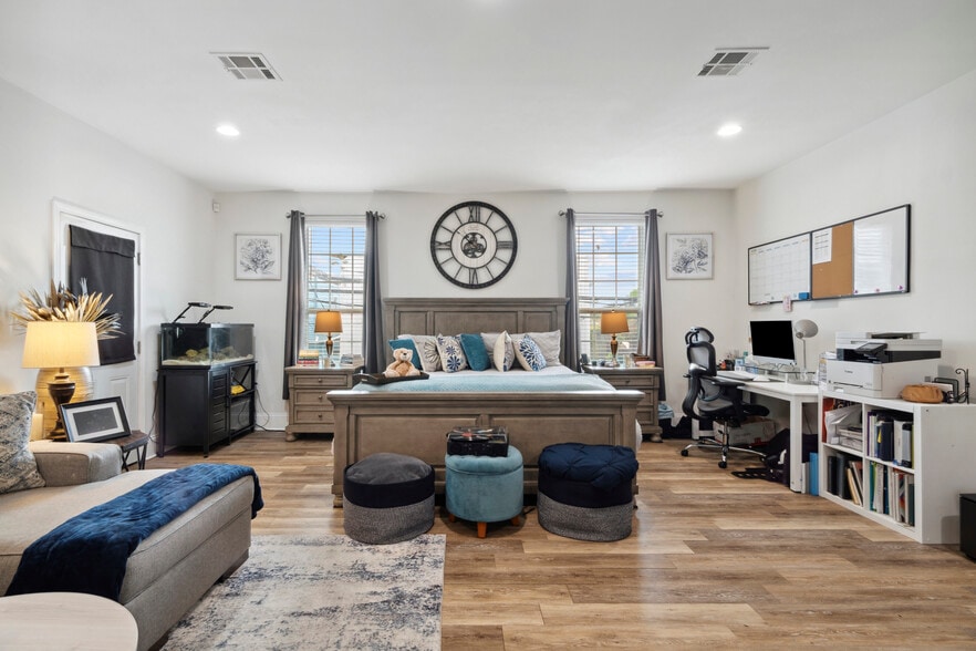 More Photos Of 8228 Oak St, New Orleans Office For Sale