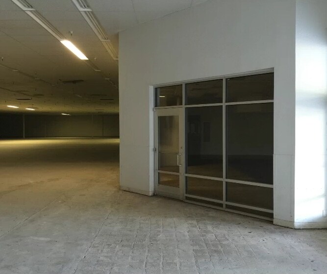 More Photos Of 1556 E Main St, Oak Hill Showroom For Sale