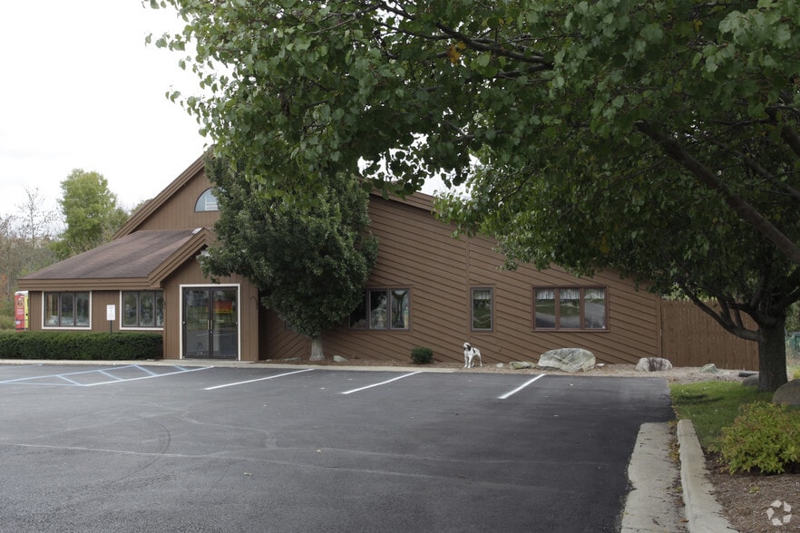 More Photos Of 11610 E Fulton St, Lowell Veterinarian Kennel For Sale