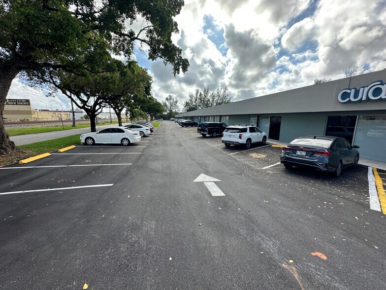More Photos Of 2900-3050 Country Club Ln, Hallandale Beach Freestanding For Lease