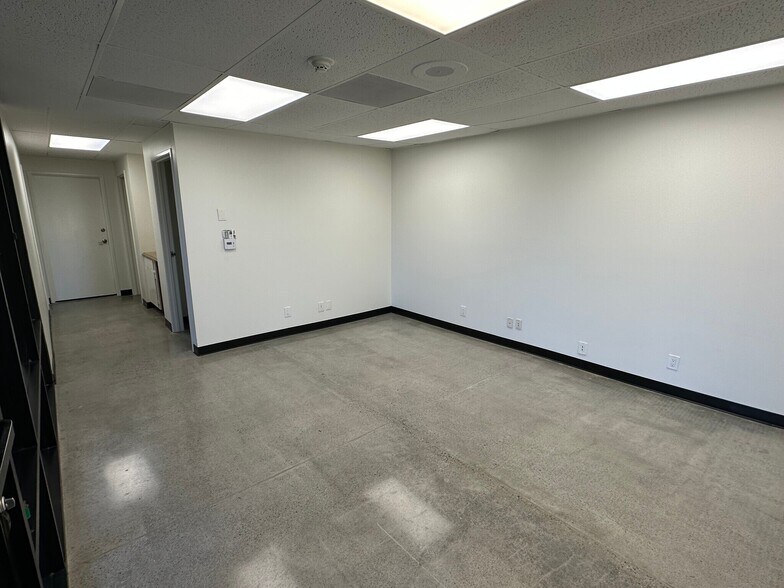More Photos Of 1850 W Collins Ave, Orange Manufacturing For Lease