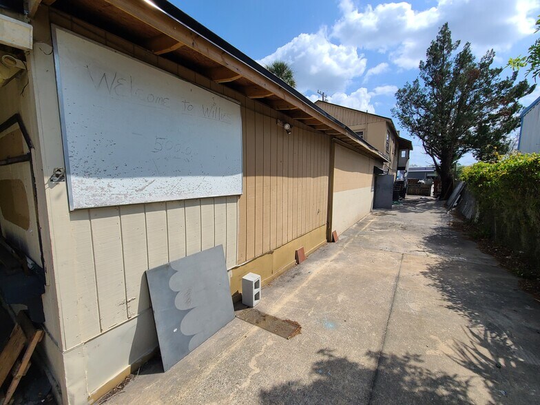 More Photos Of 330 Madison Ave, Daytona Beach Bar For Sale