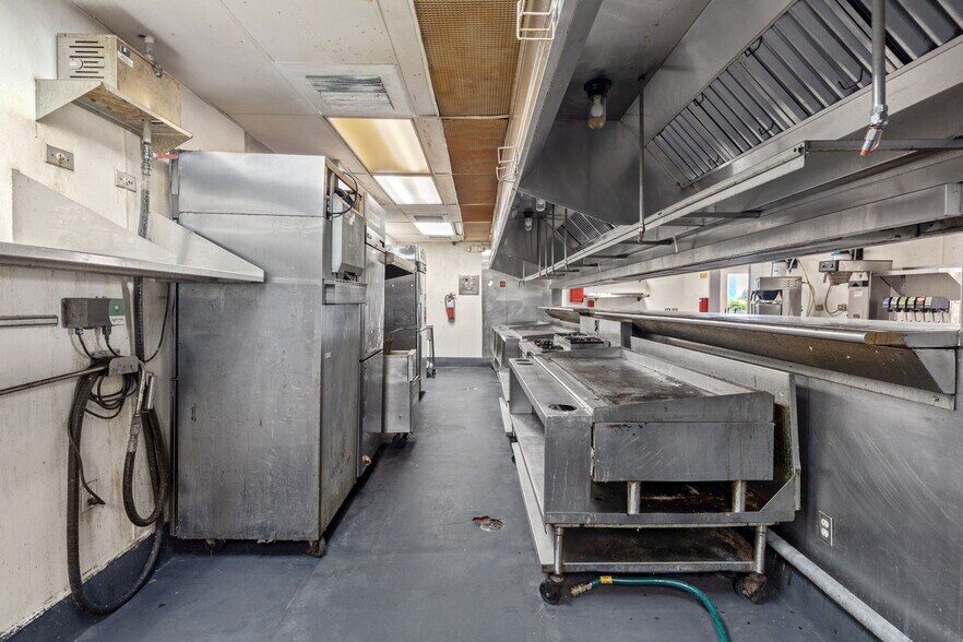 More Photos Of 2601 Admiral King St, Lake Charles Restaurant For Sale