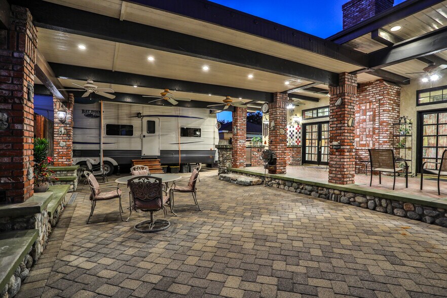 More Photos Of 436 Oakdale Dr, Claremont Flex For Sale