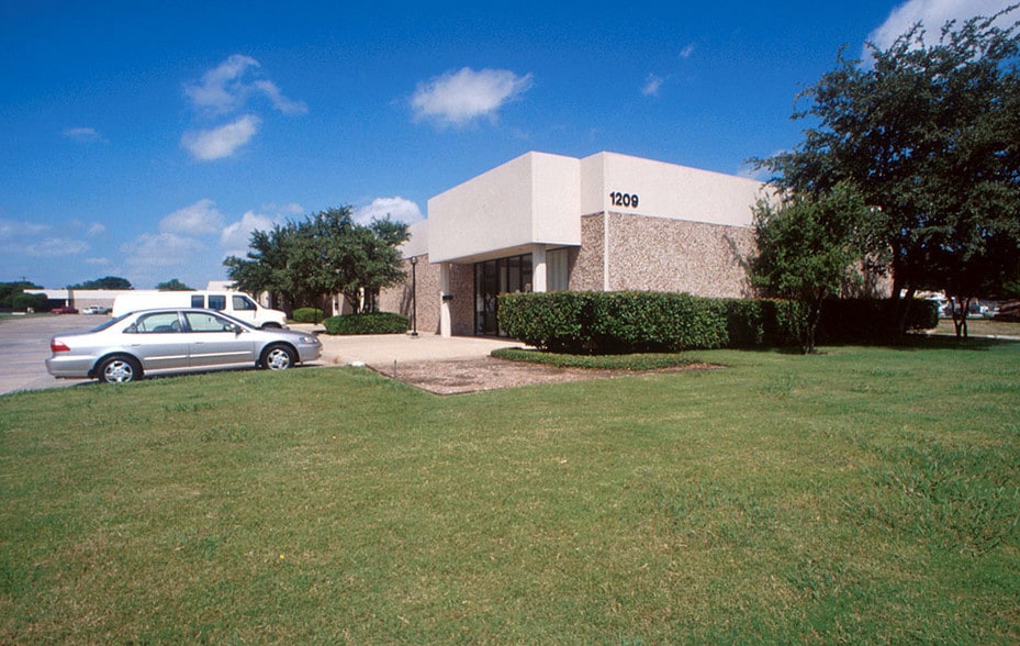 More Photos Of 1209 N Ave, Plano Research And Development For Lease