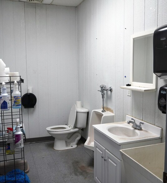 More Photos Of 150 Ayers Blvd, Belpre Light Distribution For Lease