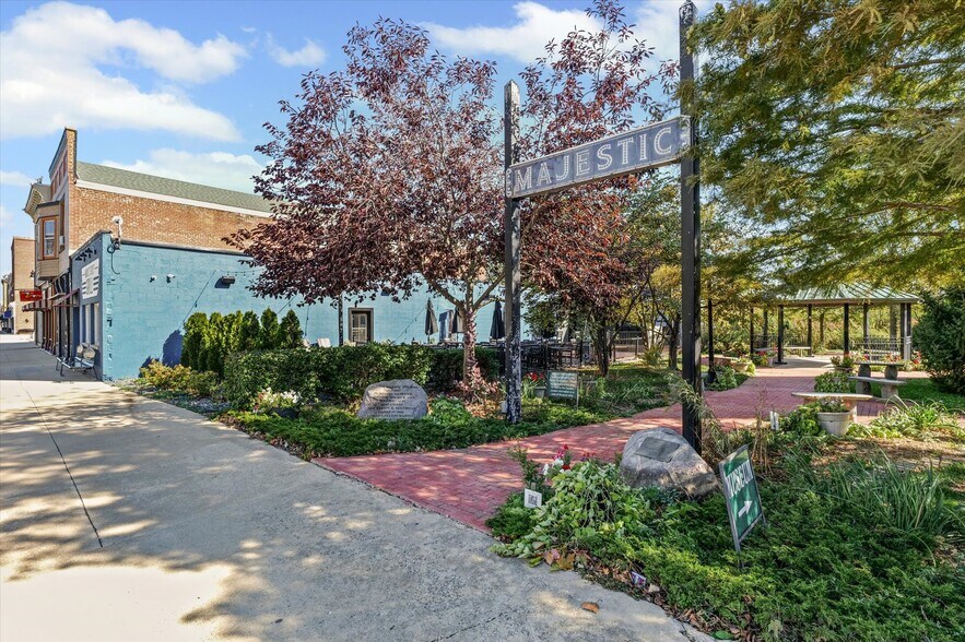 More Photos Of 125 S Market St, Paxton Specialty For Sale
