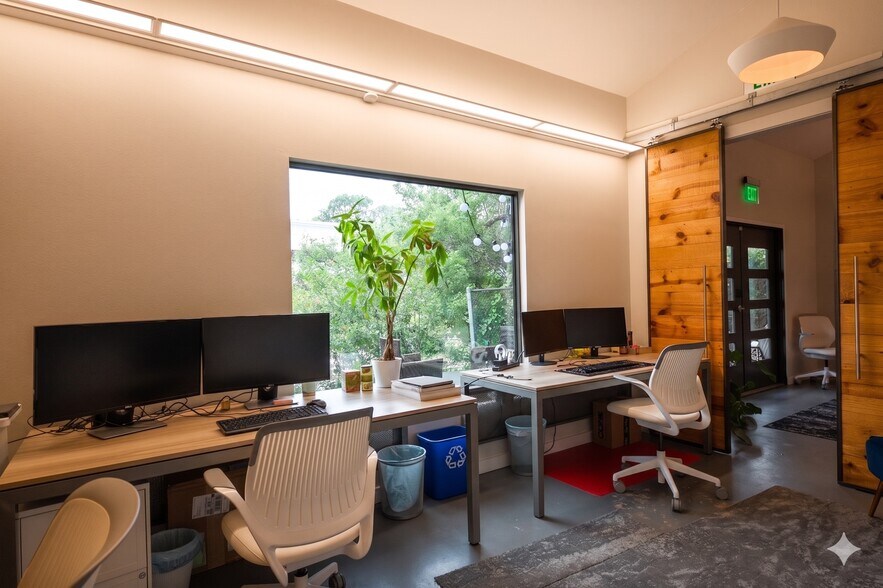 More Photos Of 612 Winflo Dr, Austin Office For Lease