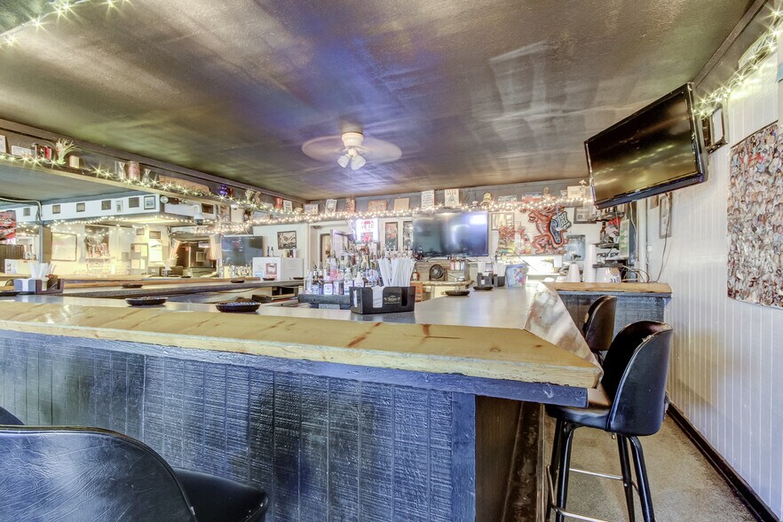 More Photos Of 5402 W US Highway 92, Plant City Bar For Sale