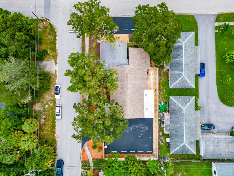 More Photos Of 300 S Saturn Ave, Clearwater Flex For Sale