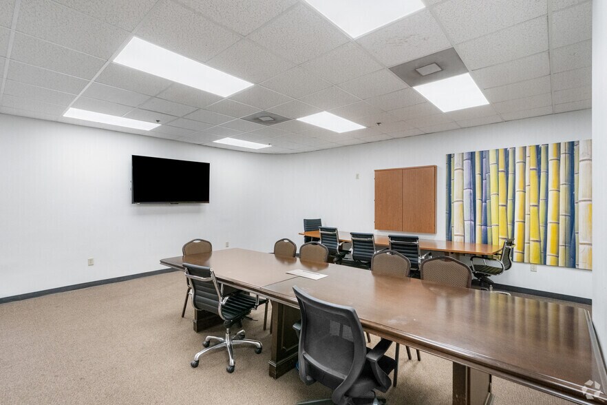 More Photos Of 8554 Katy Fwy, Houston Unknown For Lease