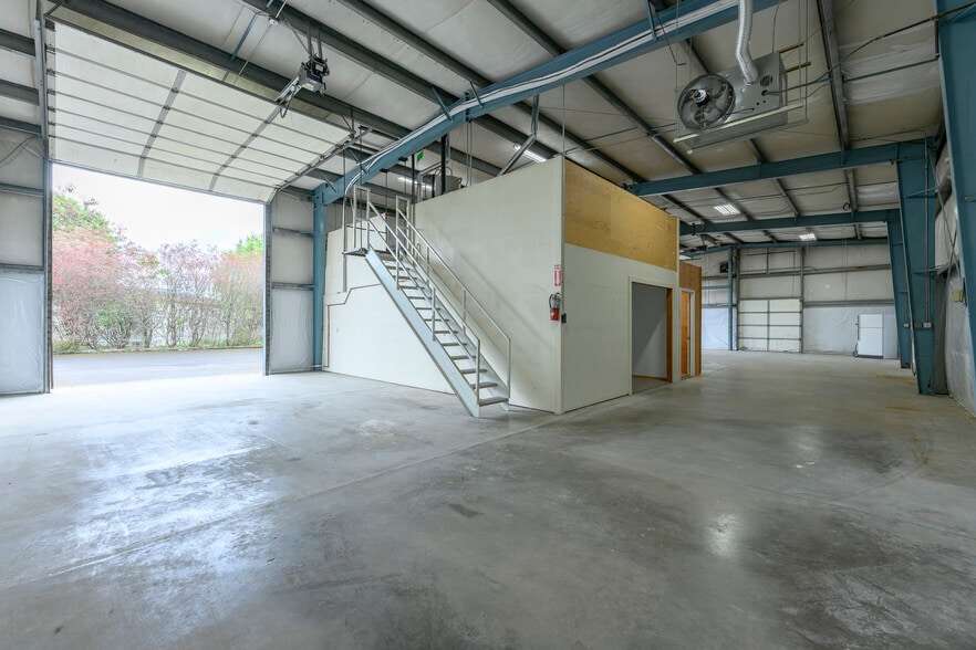 More Photos Of 2710 E Hancock St, Newberg Light Distribution For Lease