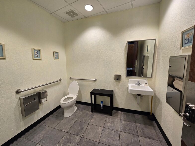 More Photos Of 6881 Kingspointe Pky, Orlando Business Park For Lease