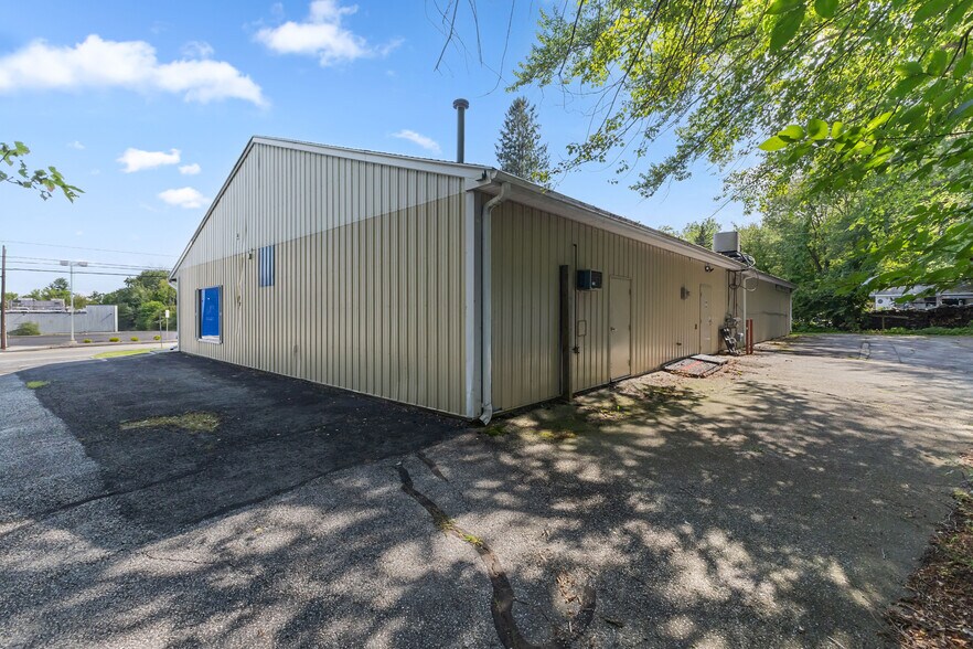 More Photos Of 184 W Main St, Dudley Freestanding For Sale