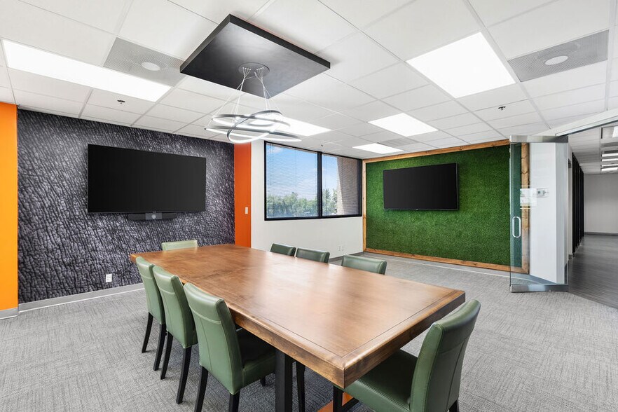 More Photos Of 15600-15650 N Black Canyon Hwy, Phoenix Office For Sale