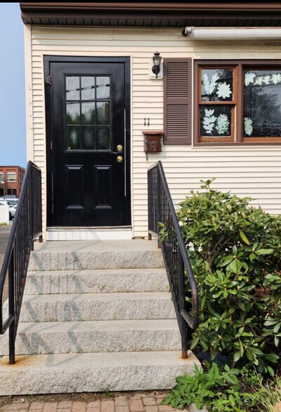 More Photos Of 11 Bartlet St, Andover Storefront Retail Office For Lease