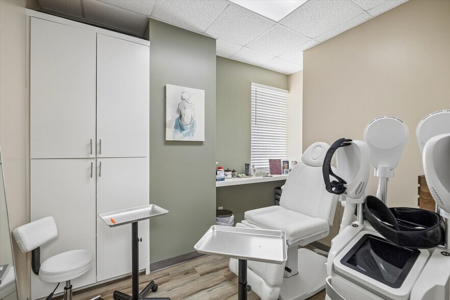 More Photos Of 5119 Fairmont Pky, Pasadena Medical For Lease