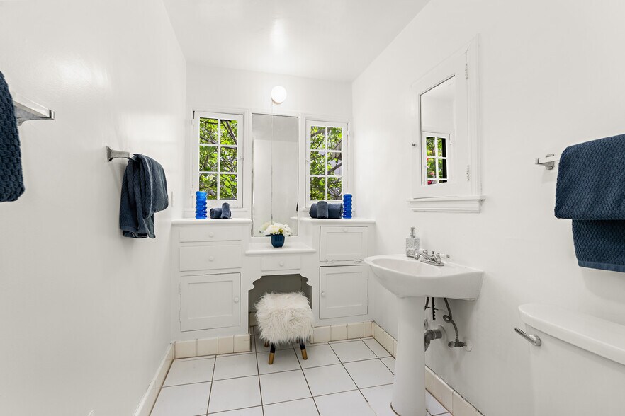 More Photos Of 1040 S Longwood Ave, Los Angeles Apartments For Sale