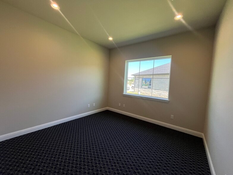 More Photos Of 6000 Alma Rd, McKinney Office For Sale