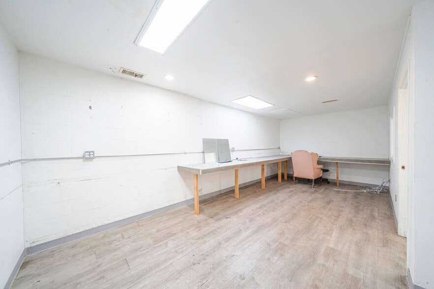 More Photos Of 6943 Eton Ave, Canoga Park Manufacturing For Lease