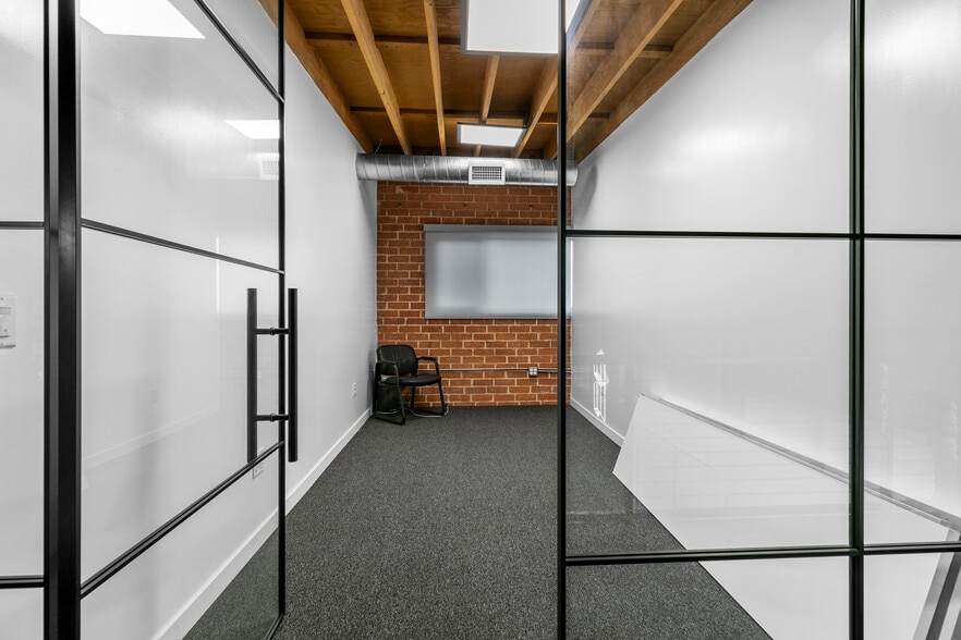 More Photos Of 1604 Venice Blvd, Los Angeles Showroom For Lease