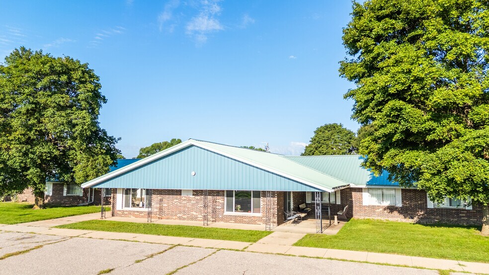More Photos Of 1304 S Market St, Lake Park Rehabilitation Center For Sale