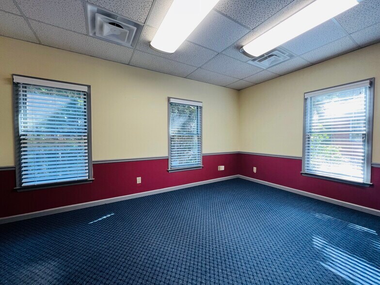 More Photos Of 575 Colonial Park Dr, Roswell Medical For Lease