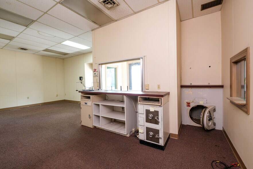 More Photos Of 120 S Main St, Edinburg General Retail For Sale