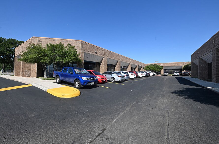 More Photos Of 1313 SE Military Dr, San Antonio Unknown For Lease