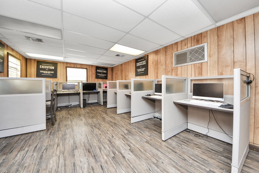 More Photos Of 10814 Woodedge Dr, Houston Warehouse For Sale