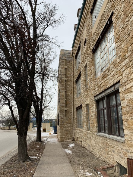 More Photos Of 612 New Hampshire St, Lawrence Office For Lease