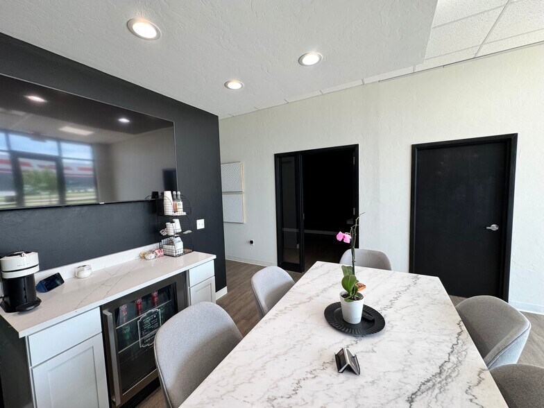 More Photos Of 901 E Main St, Yukon General Retail For Lease