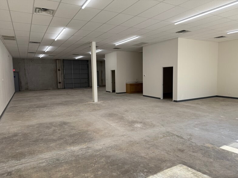 More Photos Of 2110 Whitehorse Trl, Austin Unknown For Lease