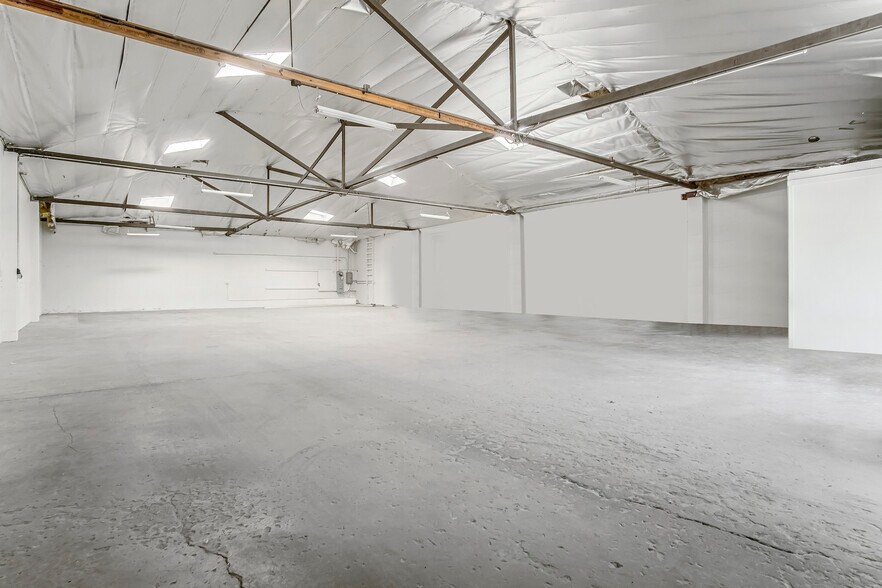 More Photos Of 14117-14123 Bessemer St, Van Nuys Warehouse For Sale