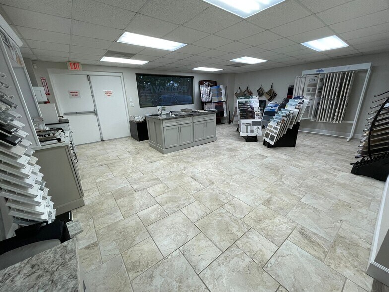 More Photos Of 3306 Waterfield Rd, Lakeland Warehouse For Lease