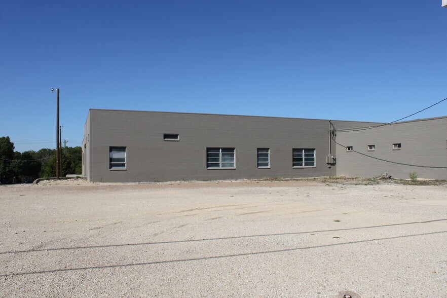 More Photos Of 1220 Mineral Wells Hwy, Weatherford Showroom For Sale