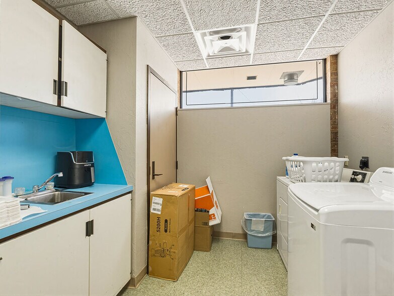 More Photos Of 931 Arlington St, Ada Office For Sale