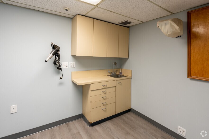 More Photos Of 1496-1498 1st Ave, New York Apartments For Lease