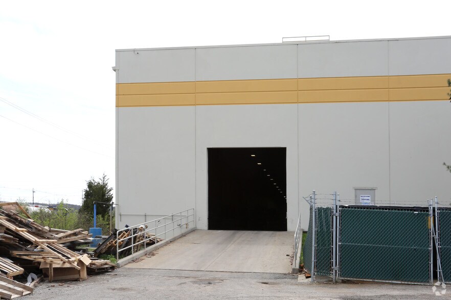 More Photos Of 8055 National Tpke, Louisville Warehouse For Lease