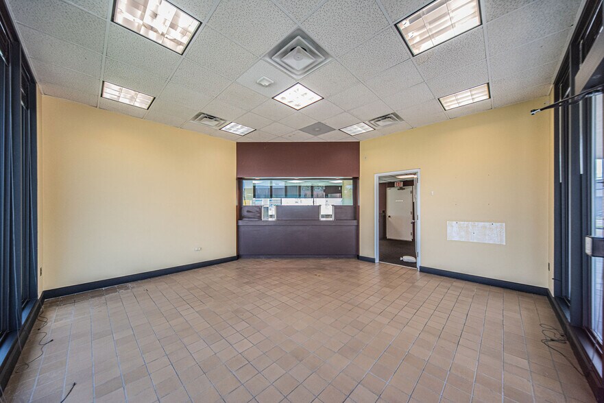 More Photos Of 325 Washington St, Paducah Bank For Lease